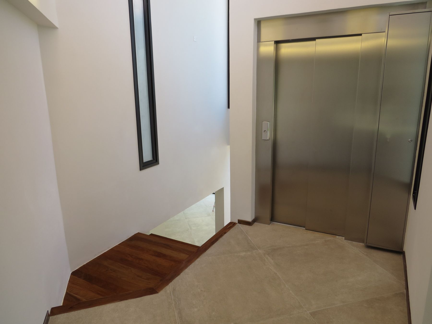 En la imágen se ve la puerta del ascensor en la planta alta.